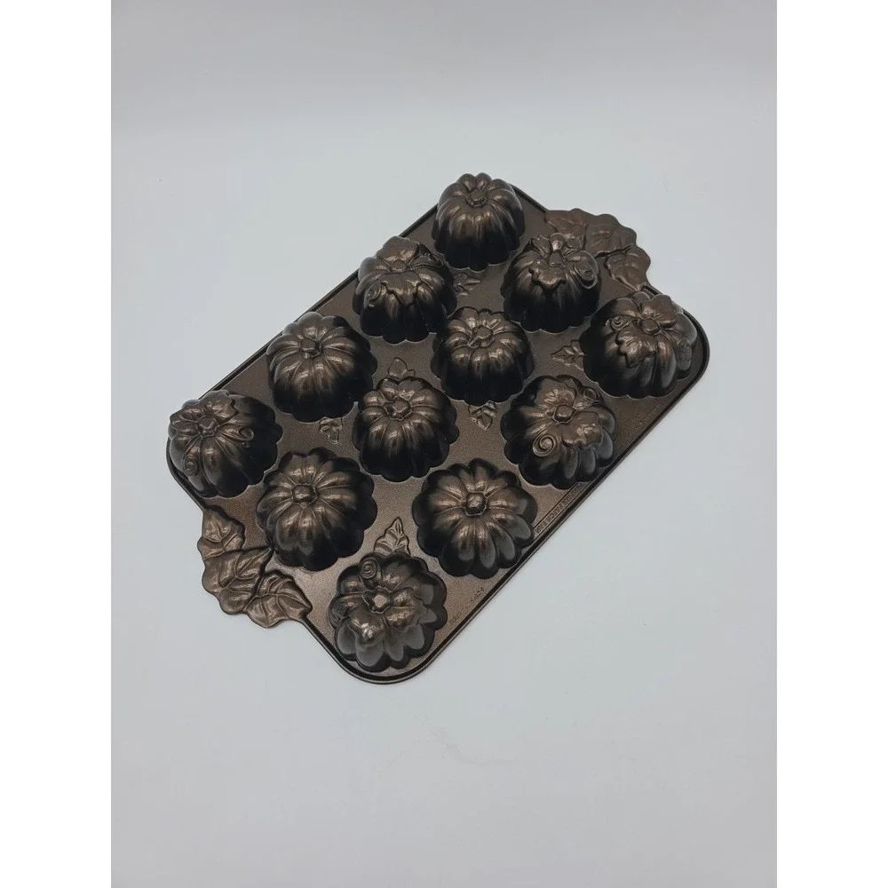 Nordic Ware Pumpkin Patch Muffin Pan 6 Cup, 1.5L, 12 Pumpkins, Non-stick Pan